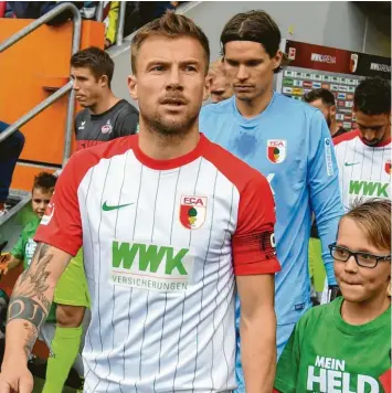  ?? Foto: Ulrich Wagner ?? Daniel Baier führte den FCA in der Bundesliga lange Zeit als Kapitän auf das Feld. Sein Spitzname darum: „Capitano“. Jetzt bekommt der 38-Jährige sein Abschiedss­piel.