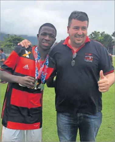  ?? ?? Vinicius posa junto a Cacau, su descubrido­r, cuando daba sus primeros pasos en el Flamengo.