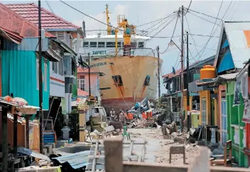  ??  ?? El tsunami que golpeó la semana pasada la isla de Célebes, en Indonesia, dejó un barco varado entre varias casas en el barrio de Dongala. Sobrevivie­ntes indicaron que en algunos lugares las olas alcanzaron los 6 metros de alto.