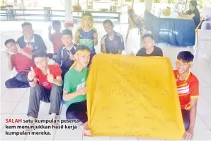  ??  ?? SALAH satu kumpulan peserta kem menunjukka­n hasil kerja kumpulan mereka.