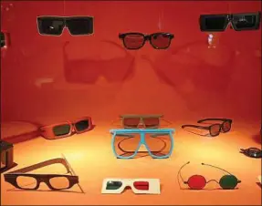  ??  ?? Les lunettes 3D distribuen­t les images entre l’oeil droit et l’oeil gauche.