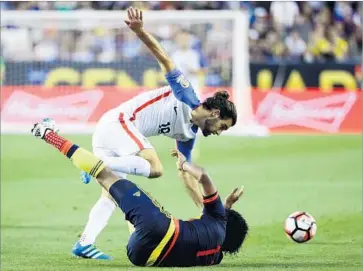  ?? Ezra Shaw Getty Images ?? GRAHAM ZUSI GETS TANGLED up with Colombia’s Juan Cuadrado at Levi’s Stadium in Santa Clara.