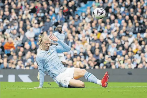  ?? Andrew Boyers / Reuters ?? Erling Håland (Manchester City) no faltó a su cita con el gol frente al Luton Town