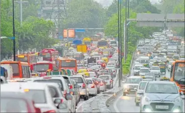  ?? AMAL KS/HT PHOTO ?? ■ On Saturday, traffic at the Ashram intersecti­on was held up for hours due to ongoing constructi­on activities by the PWD, a protest march by farmers in Noida, and water-logging due to a heavy downpour in the afternoon.