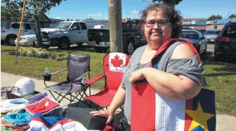  ??  ?? PIerrette Brideau, de Bathurst, vend des produits qu’elle fabrique à la main. Acadie Nouvelle: David Caron