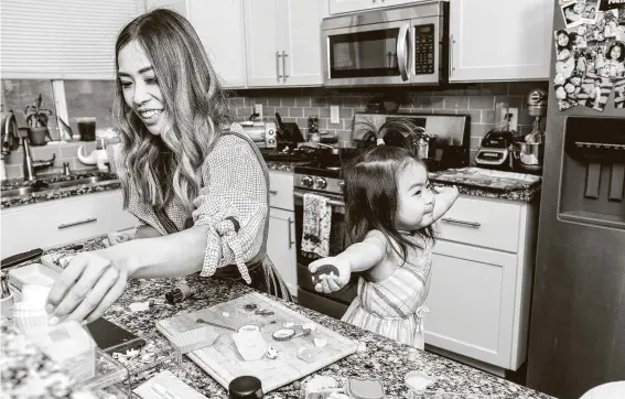  ?? Photos by Mariah Tauger / Los Angeles Times ?? Jessica Woo has resonated with TikTok viewers who enjoy her videos in which she makes lunch for daughter Olive and her other children.