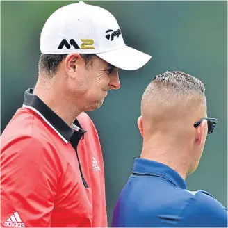  ??  ?? Justin Rose deep in conversati­on with his coach Sean Foley yesterday,