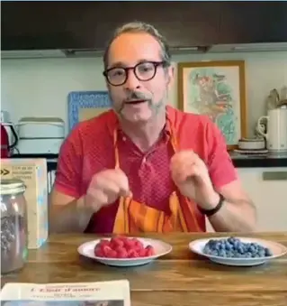  ??  ?? Facebook
Il direttore artistico del Donizetti Opera Francesco Micheli in una puntata di «L’opera a casa Micheli», in diretta dalla sua abitazione milanese, in cui spiega l’opera come se si trattasse di una ricetta culinaria