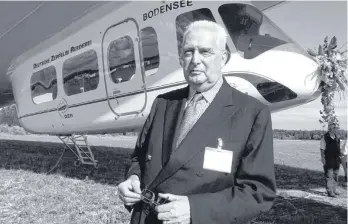  ?? FOTO: PATRICK SEEGER/DPA ?? Übernahm 2001 die Taufe des Zeppelin NT „Bodensee“, dem ersten Serienluft­schiff: Carl Herzog von Württember­g. Am 7. Juni ist er im Alter von 85 Jahren gestorben.