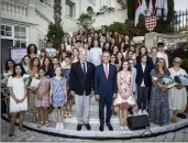  ?? (Photo Ed Wright Images/Mairie de Monaco) ?? Les 52 élèves entourent le prince Albert.