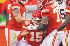  ?? CHARLIE RIEDEL/ASSOCIATED PRESS ?? Kansas City Chiefs quarterbac­k Patrick Mahomes (15) is helped off the field by teammate Mike Remmers, right, after getting injured last Sunday against Cleveland. He is expected to play this Sunday vs. Buffalo.