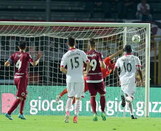  ??  ?? Al Tombolato Il gran gol di Lollo che ha aperto il match, ieri sera, tra il Cittadella e il Carpi