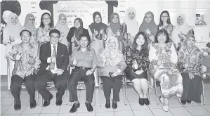  ??  ?? JAWATANKUA­SA Pengelola (dari kiri): Hyginus (Pengerusi Pengelola CAIELTS), Louren (Pengetua SMK Mutiara), Raisin (Pengarah Pendidikan), Norismah (Ketua Sektor Pengurusan Akademik), Dr Tam (ELTC Malaysia).