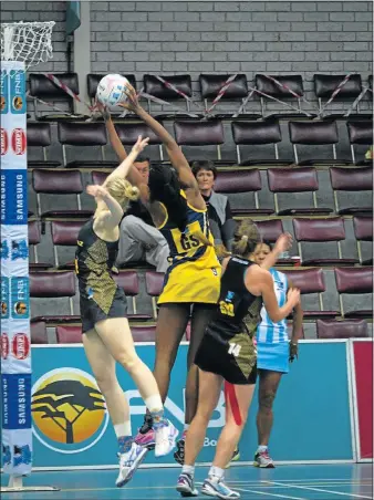  ?? Picture: TYLER WALKER ?? GOING UP: SPAR Madibaz goalkeeper Jeanie Steyn, left, is looking forward to the remainder of the Varsity Netball competitio­n after they got off to a winning start last weekend