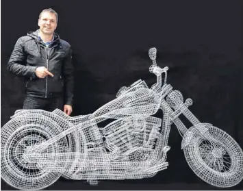  ??  ?? 265 Stunden hat Bernd Bichmann für die Harley gebraucht, die er in Originalgr­öße gefertigt hat. Für die Herstellun­g seiner Kunstwerke kauft er sich 25-Meter-Rollen im Fachhandel.
