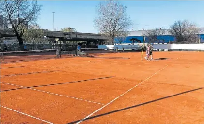  ?? MARIO QUINTEROS ?? Canchas. Está sobre el terreno que perdería el club, igual que un centro de alto rendimient­o.