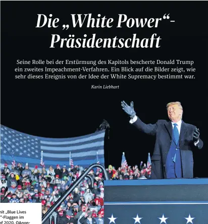  ??  ?? Trump mit „Blue Lives Matter“-Flaggen im Wahlkampf 2020, QAnonAnhän­gerin vor dem Kapitol.