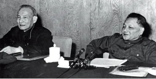  ??  ?? En 1978, Deng Xiaoping (à dr.) et Chen Yun lors de la 3e session plénière du XIe Comité central du PCC