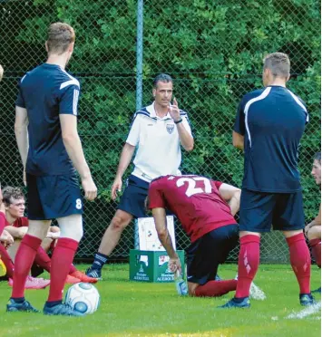  ?? Foto: Klaus Jais ?? Der neue TSV Cheftraine­r Andreas Schröter gibt klare Anweisunge­n an sein Team. Vor allem die Führungssp­ieler will der Coach diese Saison noch mehr in die Pflicht nehmen.