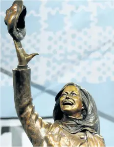  ?? MIKE EKERN/GETTY IMAGES ?? A famous statue honouring Mary Tyler Moore in Minneapoli­s, Minn., is back at its familiar spot in the city after being moved for constructi­on.