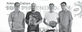  ?? CONTRIBUTE­D PHOTO ?? CHAMPIONS. Chris Tan (2nd from the left) and Kim Tae Jung (3rd from the left) each receive a pewter plate, a Phoenix golf bag, and Phoenix Petroleum fuel cards from Phoenix Petroleum COO Henry Albert Fadullon (rightmost) and VP for External Affairs,...