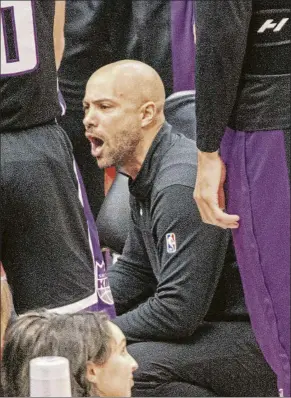  ?? FOTO: EFE ?? Fernández dando instruccio­nes durante un tiempo muerto con los Kings