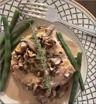  ?? PHOTOS BY CATHY THOMAS ?? This version of Sauteed Chicken Breasts With Mushrooms, Hazelnuts and Cream was adapted from a recipe by San Francisco restaurate­ur Joyce Goldstein.