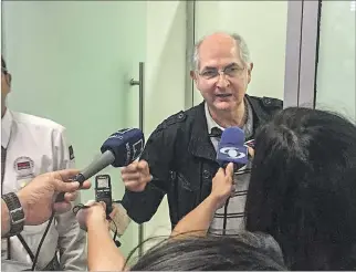  ?? AFP ?? Figura. Antonio Ledezma en el aeropuerto de Cúcuta, desde donde voló a Bogotá para luego seguir a Madrid.