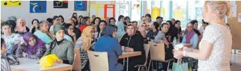  ?? FOTO: STEFFEN LANG ?? Grundschul­leiterin Claudia Weitbrecht ( rechts) begrüßt die Eltern im Foyer.