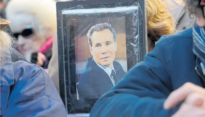  ?? DAVID FERNÁNDEZ ?? Recuerdo. Una foto de Alberto Nisman, ayer, en el acto por el atentado a la AMIA. Pidieron justicia por el fiscal que apareció muerto tras denunciar a la ex presidenta.