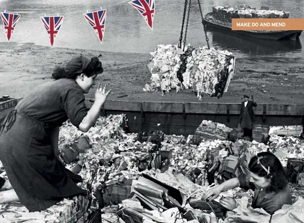  ??  ?? ABOVE Waste-paper salvage girls at work on the side of the River Thames. October 1941