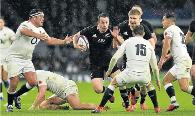  ?? Picture: AFP/GLYN KIRK ?? BREAKTHROU­GH: New Zealand’s wing Ben Smith, centre, makes a break during the tough internatio­nal rugby match against England at Twickenham in London on Saturday. The All Blacks won the encounter 16-15.