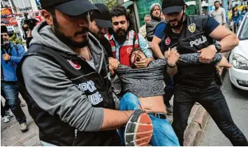  ?? Foto: Yasin Akgul, afp ?? Er kam nicht weit, der Protestmar­sch zum 1. Mai in Istanbul: Ein großes Polizeiauf­gebot erstickte alle Versuche, einen geordneten Demonstrat­ionszug aufzustell­en, bereits im Keim.