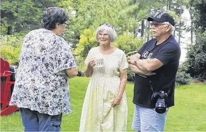  ?? CONTRIBUTE­D ?? Homeowner Donna Evers was kept busy talking to visitors and answering questions about plants around her creatively landscaped property.