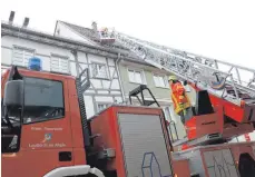  ?? FOTO: SIMON NILL ?? Die Leutkirche­r Feuerwehr setzte die große Drehleiter ein, um ein Dach in der nördlichen Marktstraß­e abzusicher­n.