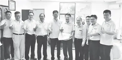  ??  ?? BELI: Chieng (lima kanan) mewakili SUPP Sibu membeli enam set borang daripada Jong (empat kanan) sambil disaksikan Wong (tiga kiri), Kelvin (empat kiri), Robert (lima kiri), Joseph (dua kanan) di Sibu semalam.