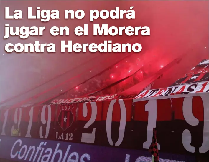  ?? JOHN DURAN ?? Aficionado­s encendiero­n bengalas durante el clásico. Por este hecho, la Liga fue multada con ¢100.000 y quedó advertida: si se repite, habrá nueva suspensión.