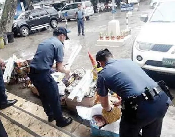  ?? SUNSTAR FOTO / ARNOLD Y. BUSTAMANTE ?? NOT SO LIT. Operatives from the Cebu City Police Office douse close to P1 million worth of firecracke­rs with water so they could no longer be sold. Those were not among the firecracke­rs allowed to be sold in the Philippine­s.