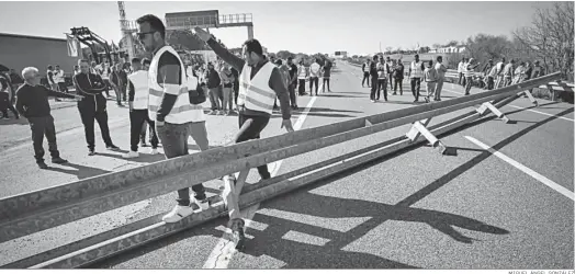  ?? MIGUEL ÁNGEL GONZÁLEZ ?? Los manifestan­tes arrancaron un quitamiedo­s y bloquearon la autovía en dirección al aeropuerto de Jerez.