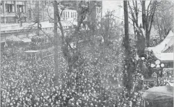  ?? HAMILTON SPECTATOR FILE PHOTO ?? A great mass of citizens gathers downtown at Gore Park on Armistice Day, Nov. 11, 1918.