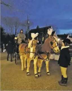  ?? BY ANNETTE LARKIN ?? Candles were on displaye at the Inn at Little Washington on Sunday night for the horse and carriage ride around the town for the inn's host committee guests.