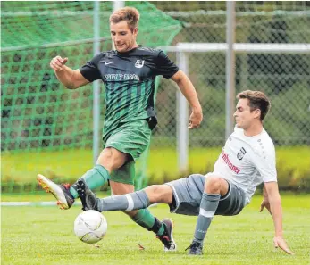  ?? FOTO: VOLKER STROHMAIER ?? Der SV Mittelbibe­rach, hier mit Lukas Ries (li.) im Zweikampf mit Michael Lerch, unterlag Schwendi mit 1:3.