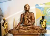  ??  ?? Die Buddhafigu­r hat Siniscalch­i aus dem ehemaligen Tempel in Dinkelsche­rben. Heute ist sie sein Ruhepol im Laden.