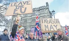  ??  ?? Ingleses realizaron manifestac­iones a favor y en contra del Brexit en Londres.