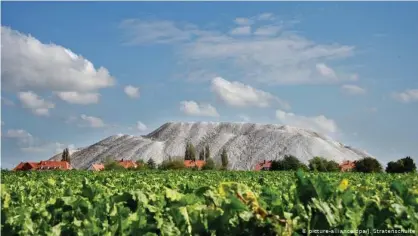  ??  ?? Environmen­tally destructiv­e sodium chloride dump heap, a byproduct of potash mining, in Lower Saxony, Germany