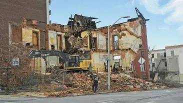  ?? BARBARA HADDOCK TAYLOR/BALTIMORE SUN ?? The Sellers Mansion at 801 N. Arlington Ave. is leveled after a fire Friday.