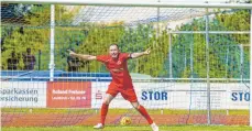  ?? FOTO: MAXIMILIAN RIST ?? Simon Wetzel freut sich über sein vorentsche­idendes Tor zum 3:0 für den FC Wangen.