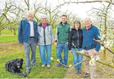  ??  ?? Drei Generation­en: Rudolf und Annemarie Willhalm (haben vor 40 Jahren mit dem Direktvert­rieb begonnen) und die Jugend, Daniel und seine Eltern Sonja und Dieter Willhalm sowie Schäferhun­dmischling Pauli.