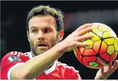  ?? PETER POWELL / EFE ?? Juan Mata, durante un partido con el Manchester United esta temporada.