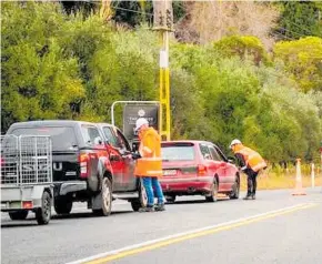  ?? Photo / Ian Cooper ?? The road was closed overnight after Friday’s crash, not reopening until Saturday afternoon.